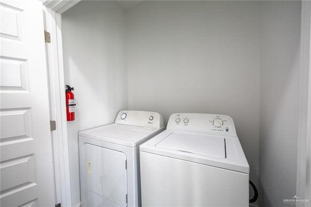 washroom featuring washing machine and clothes dryer