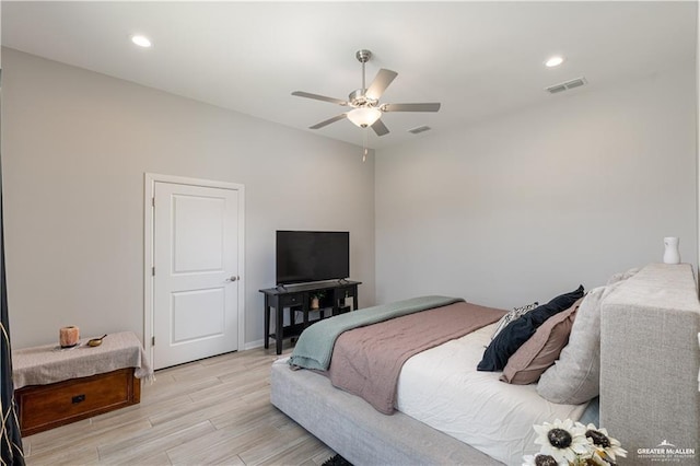 bedroom featuring recessed lighting, visible vents, light wood-style flooring, and ceiling fan