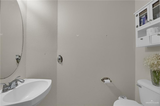 bathroom featuring sink and toilet