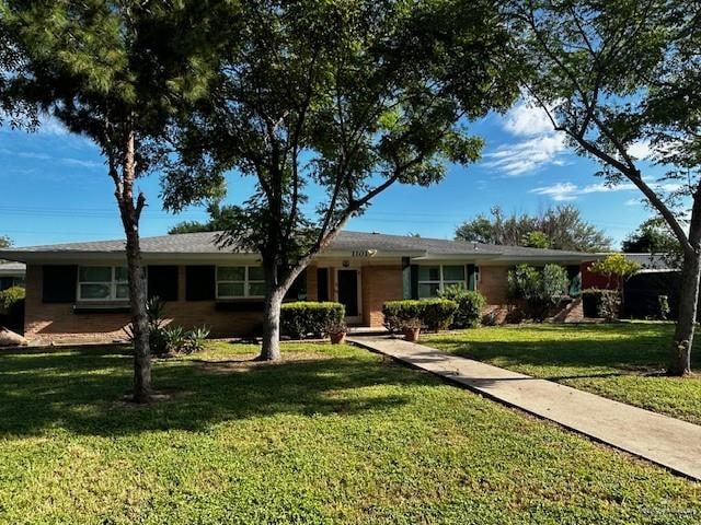 ranch-style house featuring a front lawn