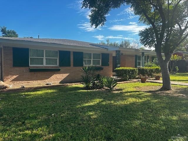 single story home with a front lawn