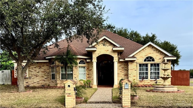 ranch-style home featuring a front lawn