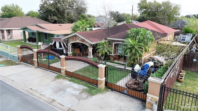 view of front facade featuring a front yard