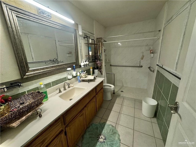 bathroom featuring toilet, a shower with curtain, vanity, and tile patterned floors