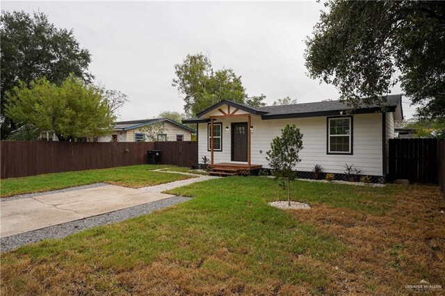 single story home featuring a front yard