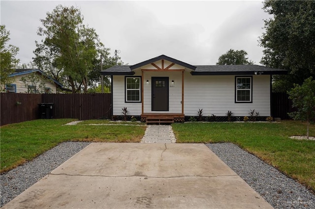 view of front facade featuring a front yard