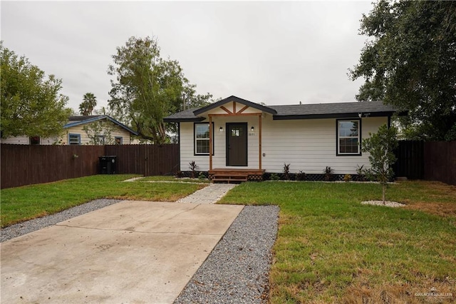 view of front facade featuring a front yard