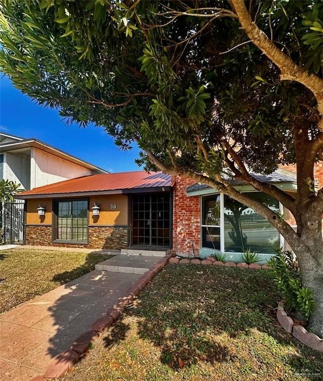 view of front of house with a front yard