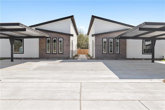 view of front of property featuring stucco siding