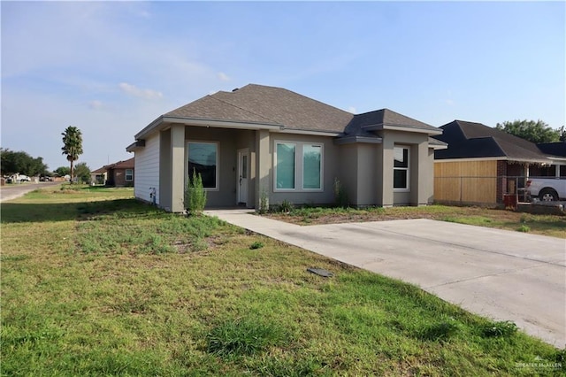 view of front facade with a front lawn