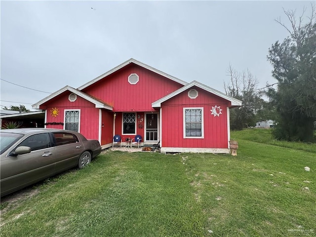 view of front facade featuring a front yard
