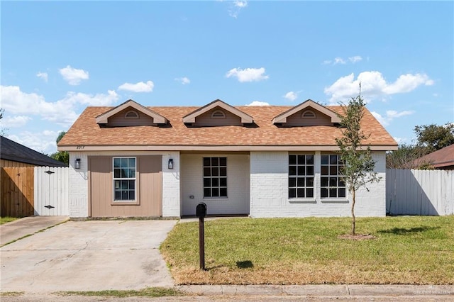 ranch-style home featuring a front lawn