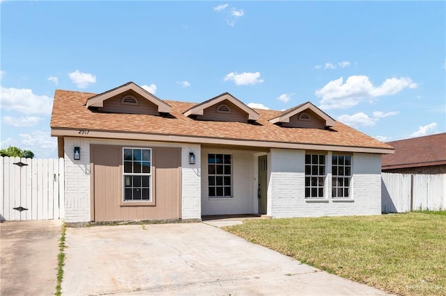 view of front of home featuring a front yard