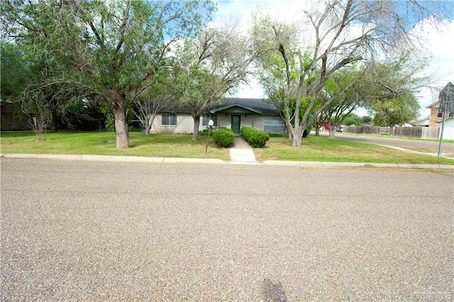 view of front of house featuring a front lawn