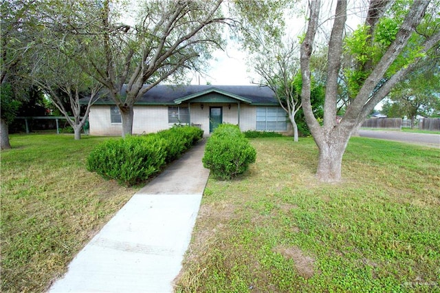 ranch-style house featuring a front yard