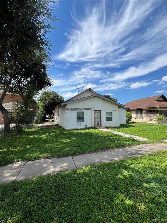 view of front of house with a front lawn