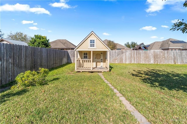 view of yard featuring an outdoor structure