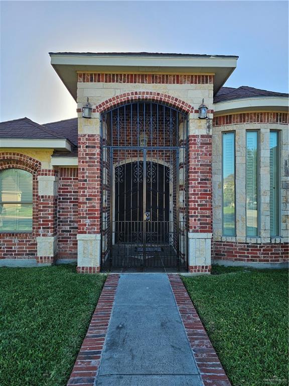 view of gate featuring a lawn
