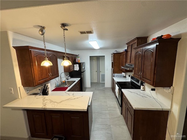 kitchen with stainless steel appliances, a peninsula, a sink, visible vents, and pendant lighting