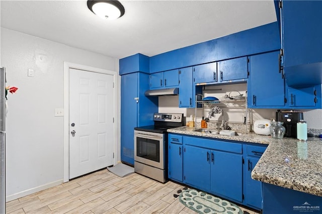 kitchen with light wood-style flooring, blue cabinets, under cabinet range hood, a sink, and stainless steel electric range