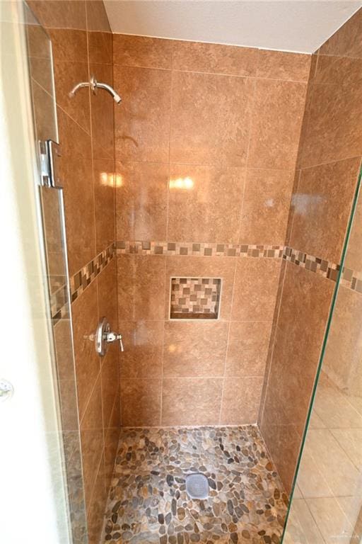 bathroom featuring a tile shower