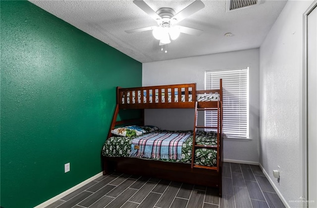 bedroom featuring ceiling fan and a textured ceiling