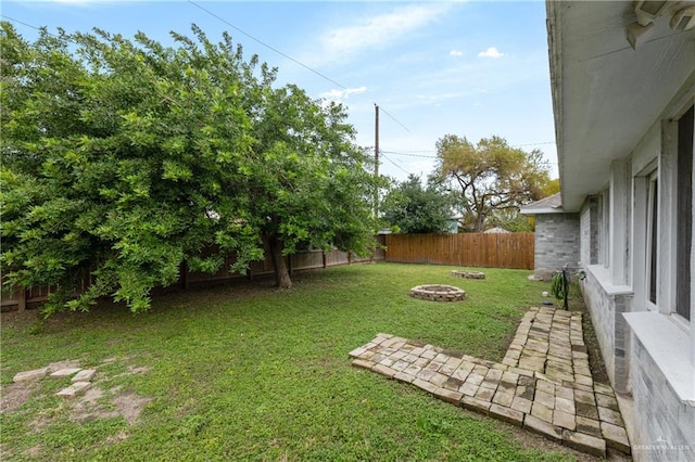 view of yard featuring a fire pit