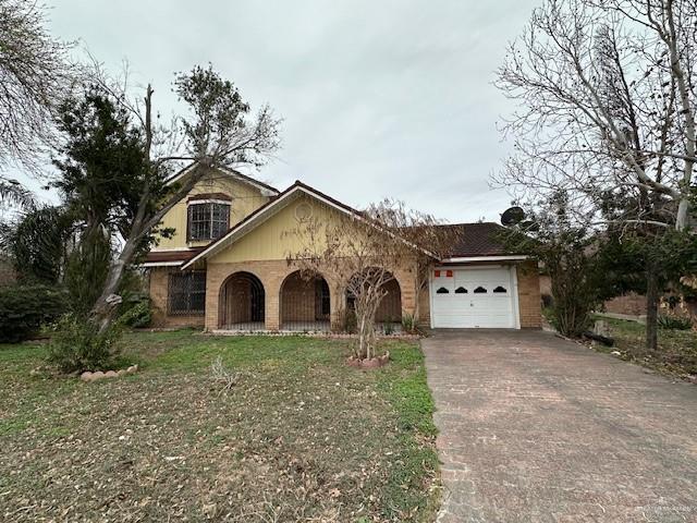 view of front facade featuring a garage and a front lawn