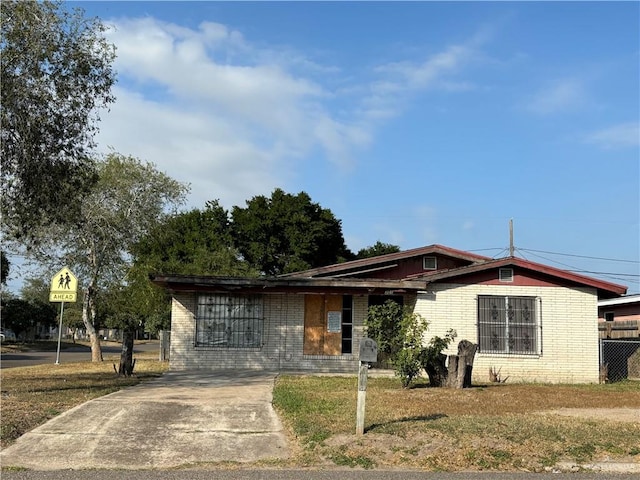 view of front of home featuring a front lawn