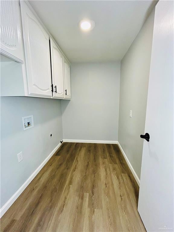 915 Durango St, Mission, TX 78572 - clothes washing area featuring baseboards, hookup for an electric dryer, wood finished floors, cabinet space, and hookup for a washing machine