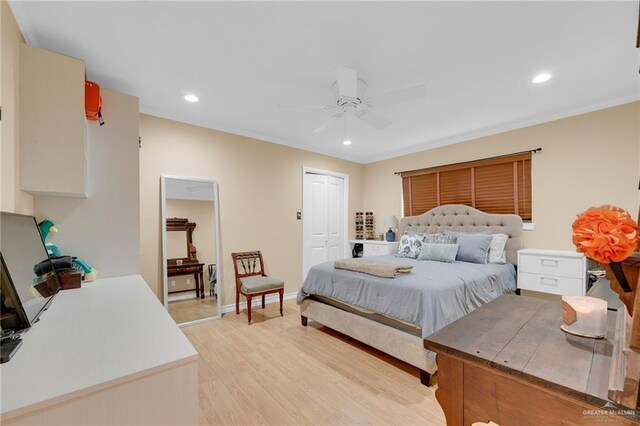 bedroom featuring light wood finished floors, recessed lighting, a ceiling fan, baseboards, and a closet
