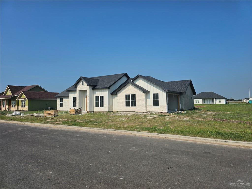 5506 Aaron Ln, Weslaco, TX 78599 - modern inspired farmhouse featuring an attached garage and a front yard