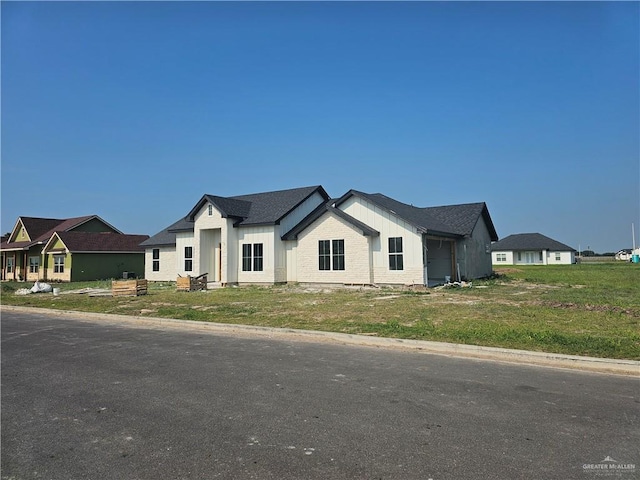 5506 Aaron Ln, Weslaco, TX 78599 - modern inspired farmhouse featuring an attached garage and a front yard