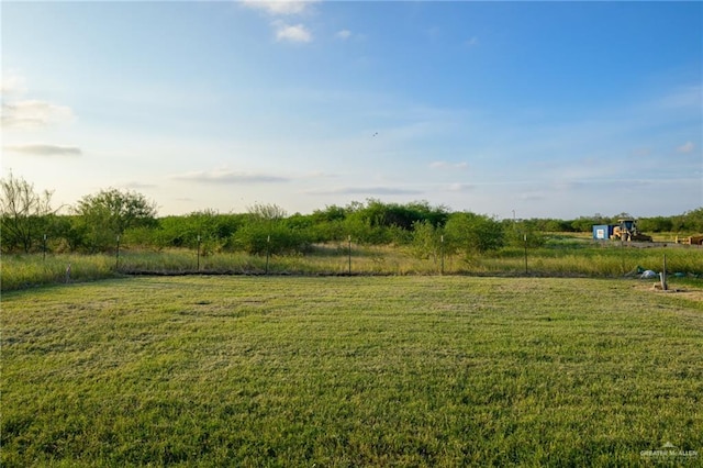 view of yard featuring a rural view