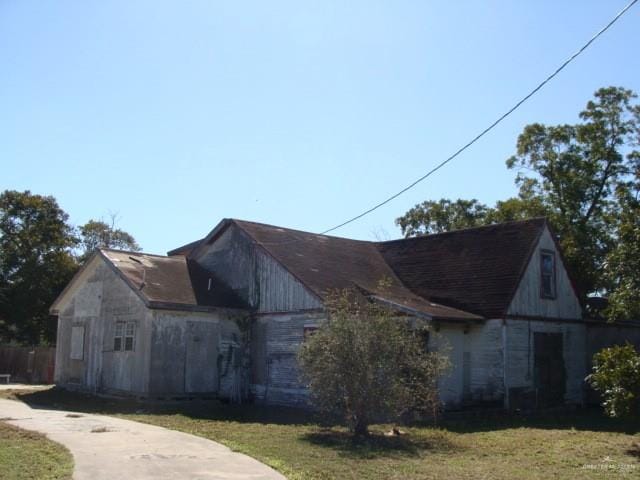 view of side of property featuring a lawn