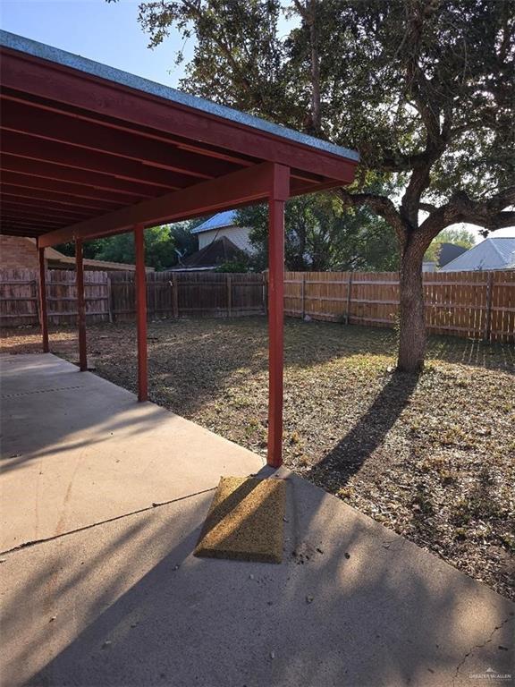 view of yard featuring a patio