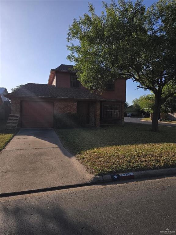 view of front of house featuring a garage and a front yard