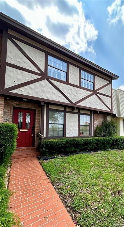 view of front of home featuring a front yard