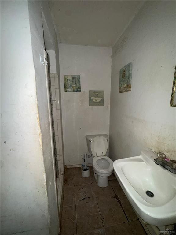 bathroom featuring toilet