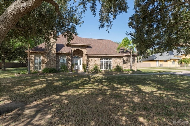 single story home with a front lawn