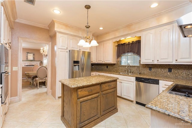 kitchen with an inviting chandelier, sink, hanging light fixtures, a kitchen island, and stainless steel appliances