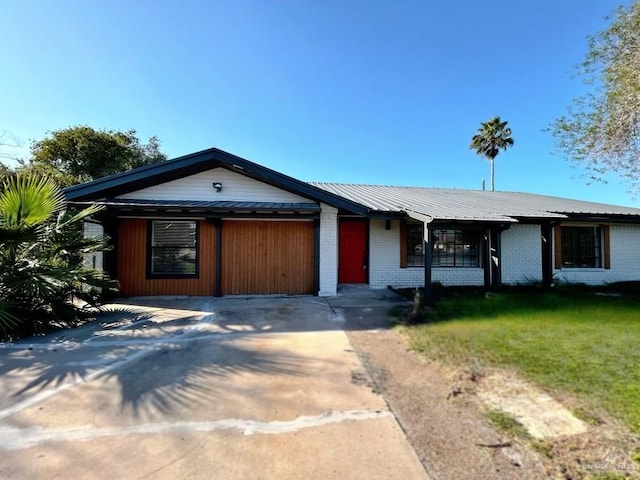 ranch-style home featuring a front lawn