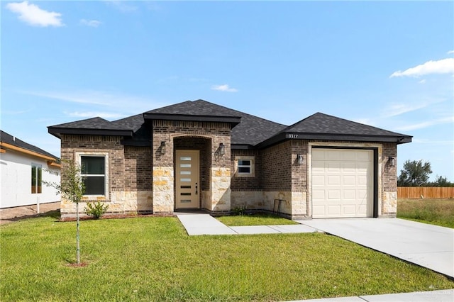 view of front facade featuring a front yard and a garage