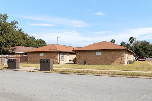 single story home with a front lawn