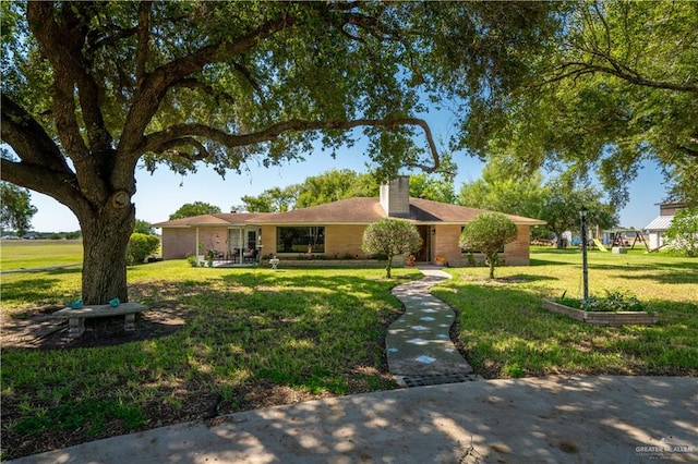 ranch-style home featuring a front lawn