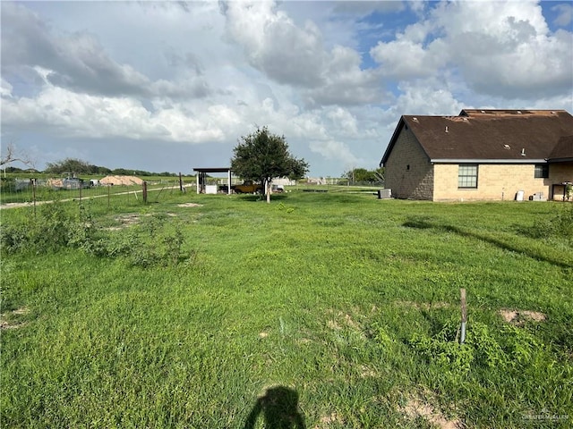 view of yard featuring a rural view