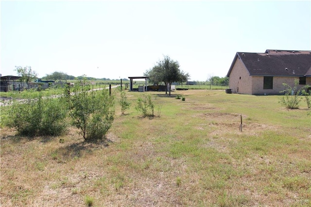 view of yard featuring a rural view