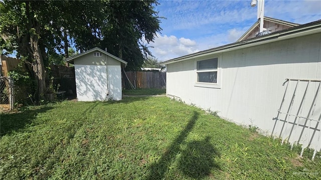 view of yard featuring a storage shed