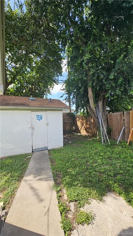 view of yard with a storage shed