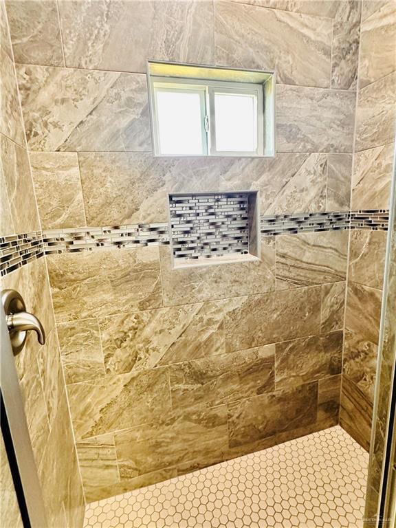 bathroom featuring a tile shower